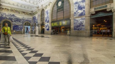 Porto Timelapse 'deki Sao Bento Tren İstasyonu' nun ana salonunun duvarlarına boyalı seramik seramik döşeme. İstasyonun içi Avrupa 'nın popüler bir turistik merkezidir.