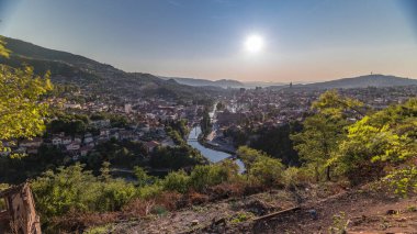 Saraybosna 'nın en popüler panoramik noktasından nehrin aktığı gün batımı manzarası. Sarı Kale (Zuta Tabija) yakınlarındaki yol, Vratnik