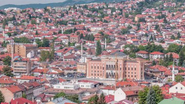 Saraybosna 'nın eski şehir merkezindeki belediye binasında manzara, Avrupa' nın başkenti Bosna-Hersek 'in dönüm noktası. Tepeden Miljacka nehri üzerindeki köprü.