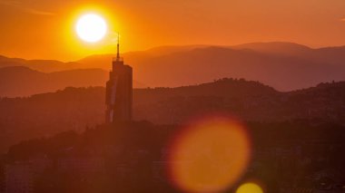 Saraybosna 'nın en popüler panoramik noktasından Saraybosna' nın en yüksek gökdeleniyle gün batımı manzarası. Sarı Kale (Zuta Tabija) yakınlarındaki yol, Vratnik