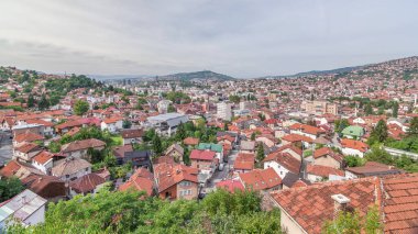 Saraybosna istasyonundan dağlara, Bosna-Hersek 'e giden teleferikli bir panorama. Kırmızı çatılı evler