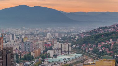 Saraybosna 'nın güney kesiminin hava görüntüsü. Gün batımında en yüksek kuleden gökdelenler ve dağlarla gökyüzü. Bosna-Hersek ve Güneydoğu Avrupa.