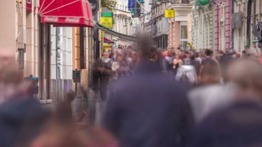 Ferhadija yaya caddesinin manzarası zaman ayarlı insanlarla dolu. Saraybosna 'da pek çok mağazası ve restoranı olan şehir merkezinde ünlü bir yer.