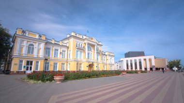 18. Yüzyıl Şehir Meclisi Uralsk 'ın Kalbindeki Zaman Hızı Binası. Batı Kazakistan 'da Yazın Mavi Bulutlu Gökyüzüne Bir Bakış