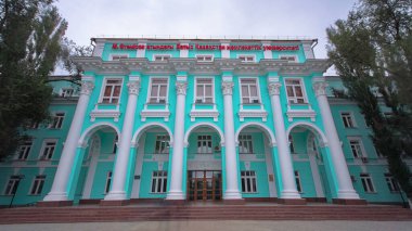 Ural Pedagoji Enstitüsü, Uralsk 'taki A. Pushkin Timelapse Hiperlapse' nin adını almıştır. Şehir merkezinde Bulutlu Gök Altında Gezintiye Çıkmak, Kazakistan 'da Akademik Ambiyansı Kucaklamak