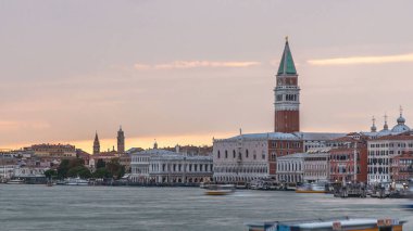 Doge Sarayı 'nın gün batımı manzarası ve St. Mark Katedrali' nin Campanile 'i. Venedik, İtalya. Yaz akşamında bulutlu bir gökyüzü