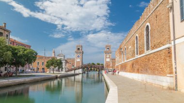 Arsenale 'e giriş, Venedik, Veneto, Itlay ve Campo de l' Arsenale kanalı ve Ponte de l 'Arsenal o del Paradiso' ya güneşli bir günde