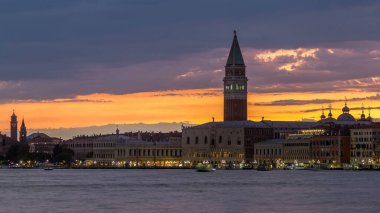 Dük 'ün Sarayı ve St. Mark Katedrali' nin Campanile 'i günden geceye geçiş zamanı. Venedik, İtalya. Gün batımından sonra renkli bulutlu gökyüzü