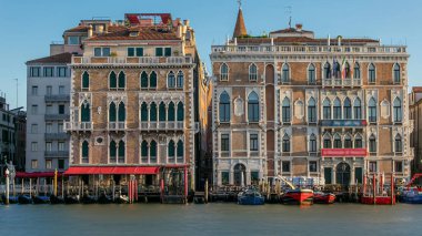 İtalya, Venedik 'te, Büyük Kanal zaman çizelgesinde Palazzo Giustinian. Güneş doğduktan sonra sabah erkenden. Gondol yakınlarda kalıyor.