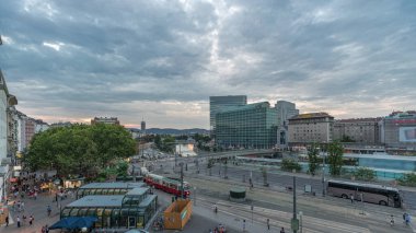 Schwedenplatz hava gecesi. İsveç Meydanı, Viyana 'nın orta kesiminde, Tuna Kanalı' nda yer alan ve en önemli toplu taşıma kavşaklarından biridir. Eski ve modern binalar
