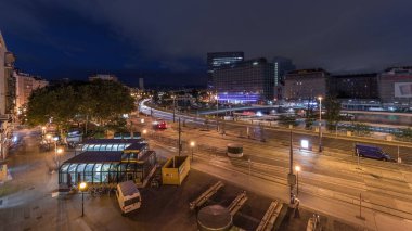 Schwedenplatz Hava Gecesi Zamanlaması. İsveç Meydanı, Viyana 'nın orta kesiminde, Tuna Kanalı' nda yer alan ve en önemli toplu taşıma kavşaklarından biridir. Eski ve modern binalar