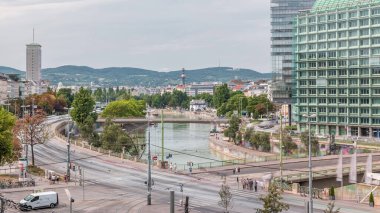 Schwedenplatz hava zaman ölçümü (İsveç Meydanı). Eski ve modern binalar. Viyana 'nın merkezinde, Tuna Kanalı' nda yer alan ve en önemli toplu taşıma kavşağından biri olan bir meydan..