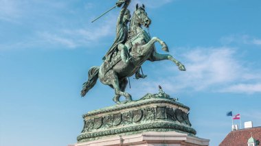 Heykel binicisi Erzherzog Karl (Arşidük Charles) elinde bayrakla at sırtında. Heldenplatz (Kahramanlar Meydanı). Viyana (Wien). Avusturya