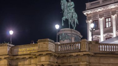 Avusturya, Viyana 'daki Albertina Müzesi' nin önündeki binicilik heykeli Albert 'in gece manzarası. Arka planda aydınlatılmış binalar