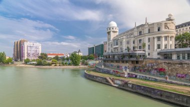 Güneşli bir yaz gününde Viyana 'da Urania ve Tuna Kanalı aşırı hızlanıyor. Uranya bir kamu eğitim enstitüsü ve gözlemevi.