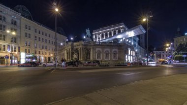 Avusturya, Viyana 'daki Albertina Müzesi' nin önündeki Arşidük Albert 'in binicilik heykeli gece görüşü. Arka planda aydınlatılmış binalar