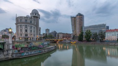 Viyana 'daki Uranya' nın panoramik manzarası diğer binalar ve Tuna Kanalı 'ndan geceye geçiş zamanı. Uranya bir kamu eğitim enstitüsü ve gözlemevi.