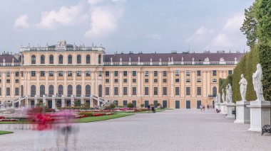 Avusturya, Viyana 'daki Büyük Parterre bahçesiyle ünlü Schonbrunn Sarayı' nın güzel manzarası. Parkta bankları olan heykeller