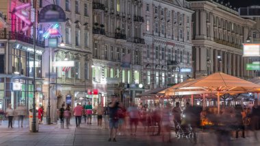 Graben Caddesi 'nde insanlar yürüyor. Viyana' nın eski ana caddesinde Avusturya 'da birçok dükkan ve restoran var. Pestsaule adındaki sütun, son büyük salgın hastalığın ardından açıldı.