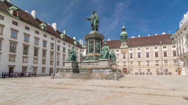 Kayzer Franz Joseph 'in heykeli Viyana' daki Hofburg Sarayı 'nda süratle ilerliyor. Hofburg Sarayı 'nın avlusunda yer alır. Güneşli bir günde mavi gökyüzü