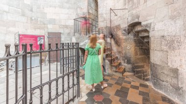 Avusturya 'daki St. Stephen Katedrali' nin güney kulesinde merdiven ve oda. İnsanlar yukarı ve aşağı yukarıdaki bakış açısına gidiyor.