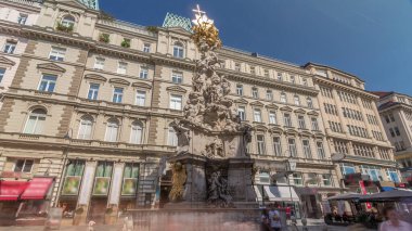 Pestsaule ve Graben Caddesi 'ndeki Viyana zaman aşımına uğramış turistler. Graben, Viyana 'nın en ünlü caddelerinden biridir..