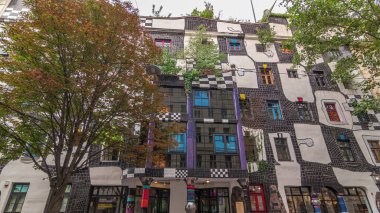 Viyana 'da Kunst Haus Wien (Hundertwasser) müzesinin dışında gündüz vakti yapılan hiperhızlandırma. Önünde yeşil ağaçlar.