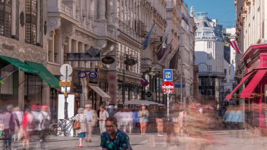 Avusturya 'nın başkenti Viyana' da Hofburg Kompleksi 'nden Kohlmarkt caddesi. Sokakta kalabalık var. Etrafta bir sürü kafe ve dükkan var.