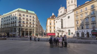 St. Michael Kilisesi hiperhızlandırması (Michaelerkirche), Aziz Michael 'ın Hofburg Kapısı' nın karşısındaki Michaelerplatz 'daki (St. Michael Meydanı) Başmelek Michael' a adanmış olan kilise. Etrafta dolaşan insanlar