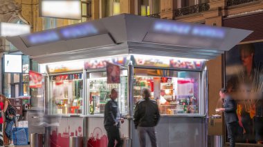 Viyana 'da sokak yemekleri büfesi ve sosis standı. İnsanlar içeceklerle ve yiyeceklerle yemek alıyorlar.