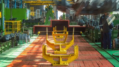 Konveyör montajı, traktörün gövdesini büyük endüstriyel fabrika zaman diliminde sahneleyecek. Zincir, Chassis kurulumu ve diğer parçalardaki çerçeve montajı.