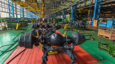 Konveyör montajı, traktörün gövdesini büyük endüstriyel fabrika zaman diliminde sahneleyecek. Çerçeve montajının aşaması, kurulum parçaları.