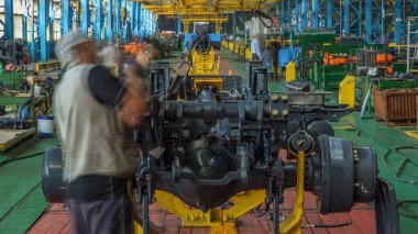 Konveyör montajı, traktörün gövdesini büyük endüstriyel fabrika zaman diliminde sahneleyecek. Çerçeve montajı, çamurluk kurulumu ve montajlanan diğer parçalar