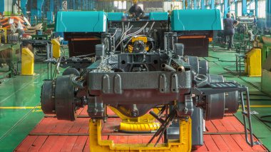 Konveyör montajı, traktörün gövdesini büyük endüstriyel fabrika zaman diliminde sahneleyecek. Çerçeve montajı, borular ve kablolarla kurulum parçaları