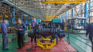 Konveyör montajı, traktörün gövdesini büyük endüstriyel fabrika zaman diliminde sahneleyecek. Çerçeve montajı, motor kurulumu ve diğer bölümler.