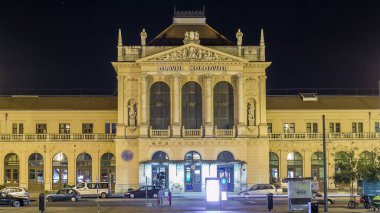İnsanların önünde Main Railway Station gece timelapse, Hırvat demiryolları ağının ana hub Tomislav meydanında. Yolda trafik. Zagreb, Hırvatistan