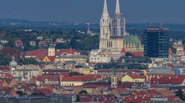 Zagreb (Hırvatistan 'ın başkenti) katedral ve eski bir panorama zaman çizelgesine sahip modern gökdelen. Gökdelenden en üst hava görüntüsü