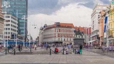 Hırvatistan 'ın Zagreb kentindeki merkez kent meydanı (Trg bana Jelacica) zaman dilimi ve Ban Jelaciç heykeli. Buradaki en eski binanın panoramik görüntüsü