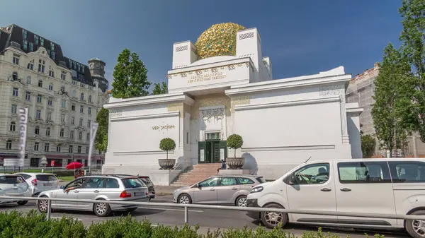 stock image The Secession Building hyperlapse (Wiener Secessionsgebaude) - exhibition hall built in 1897 as architectural manifesto for Vienna Secession. Vienna, Austria. Blue sky and traffic on the street