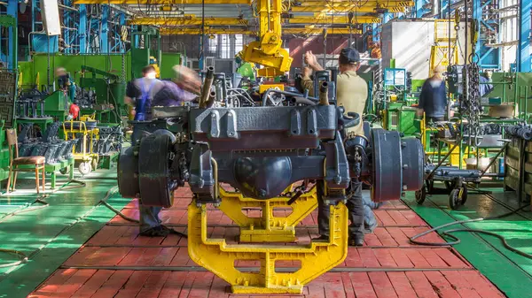 Konveyör montajı, traktörün gövdesini büyük endüstriyel fabrika zaman diliminde sahneleyecek. Çerçeve montajı, çamurluk kurulumu ve diğer bölümler.