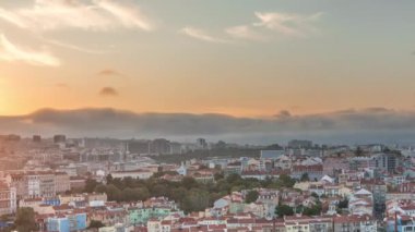 Panorama, Lizbon 'un ünlü hava manzarasını Miradouro da Senhora do Monte turist bakış açısıyla gösteriyor. Alfama ve Mauraria eski şehir zaman dilimi, gün batımında kırmızı çatılar. Dramatik bir gökyüzü. Lizbon, Portekiz