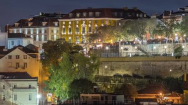 Lizbon 'un merkezindeki hava manzarası, Miradouro de Sao Pedro de Alcantara gece zaman ayarlı. Füniküler Gloria inip çıkıyor. Parktaki insanlar. Portekiz