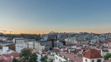 Panorama, Jardim do Torel 'i günden geceye geçiş süresini gösteriyor. Geleneksel bir bahçe ve Lizbon şehir merkezine alışılmadık manzaralı bir bakış açısı. Terası ve büyük bir göleti var. Portekiz