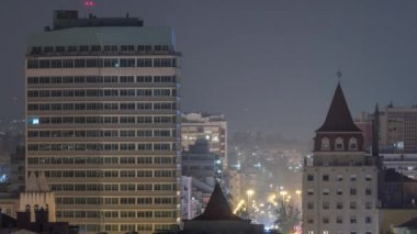 Lizbon 'un Areeiro bölgesinde ikametgah ve ofis binaları var. Gece zaman çizelgesi, Portekiz, yukarıdan görülüyor. Avenida de Roma 'da trafik