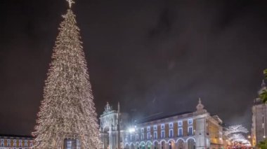 Panorama, Lizbon 'da Noel zamanı Ticaret Meydanı' nın aydınlatıldığını ve süslendiğini gösteriyor. Noel ağacı ve turistlerin cirit attığı bir meydan. Tatil zamanları. Portekiz