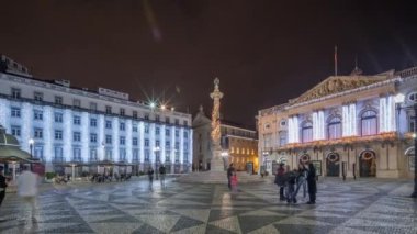 Panorama, belediye meydanında Noel ve gece kutlamaları için dekore edilmiş belediye binası mimarisini gösteriyor. Etrafta dolaşan insanlar. Lizbon, Portekiz