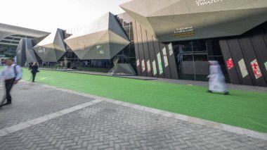 Abu Dabi, BAE - 25 Şubat 2023: Uluslararası Savunma Sergisi ve Konferans IDEX zaman atlaması. Stratejik olarak önemli üçlü servis sergisi. Tawazun Konseyinden ayrılıyoruz.