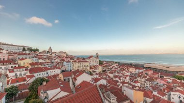 Gün batımında Lizbon 'da Alfama' nın hava görüntüsünü gösteren panorama. Eski şehrin en eski bölgesinde kırmızı çatılar, Belvedere Miradouro das Portas do Sol, Portekiz 'den Ulusal Panteon.