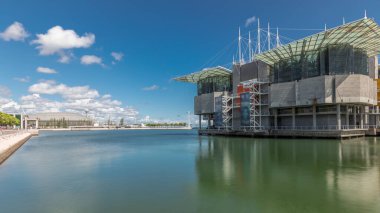 Lizbon Okyanusu 'nun zaman çizelgesini gösteren panorama, Milletler Parkı' nda ya da Parque das Nacos 'ta yer alıyor. Avrupa 'nın en büyük kapalı akvaryumu. Mavi gökyüzünde yeşil ağaçlar ve bulutlar olan bir rıhtım. Portekiz