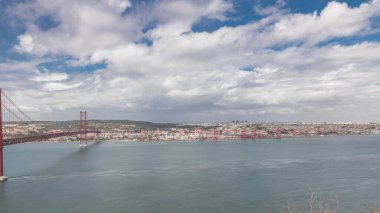 Lizbon şehir manzarasını gösteren panorama 25 Nisan köprüsünün tarihi süspansiyonuyla ve Tagus Nehri zaman dilimiyle, Almada 'daki Cristo Rei' nin bakış açısından Eski Şehir Alfama 'nın havadan görünüşü. Portekiz